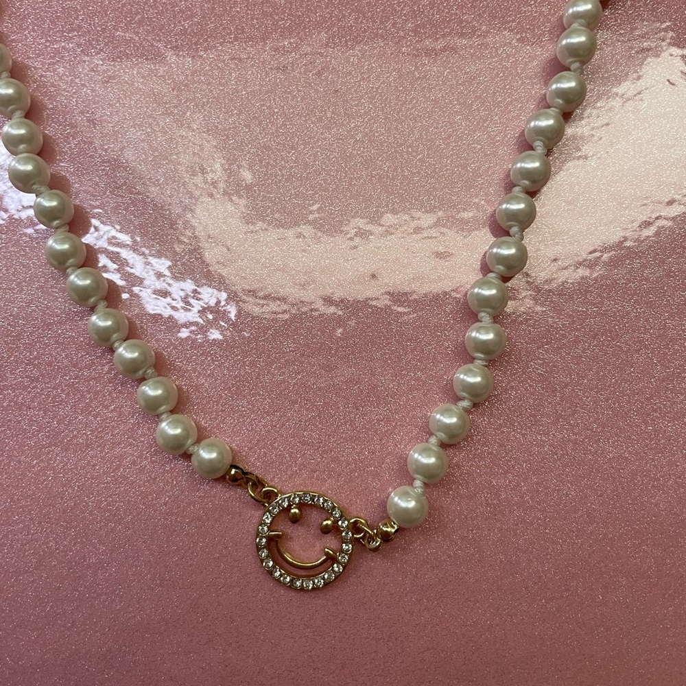 Smiley pearl necklace choker